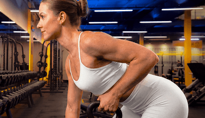 Aluna em treino de força na Smart Fit
