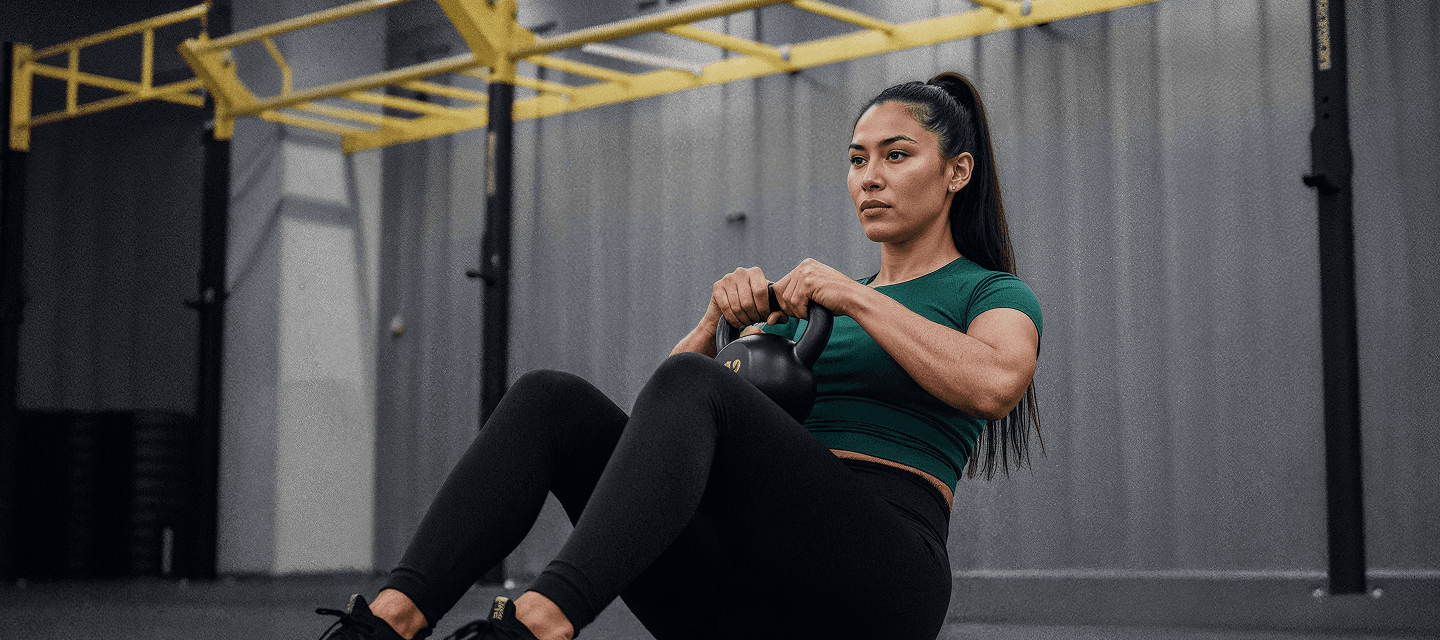 Aluna praticando treinamento funcional com kettlebell na Smart Fit